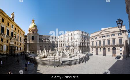 Italien, Sizilien, Palermo. Glänzende weiße Statuen (der Brunnen der Schande) auf der Piazza Pretoria. Blick auf den Platz von Santa Caterina. Stockfoto