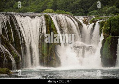 Una Schlucht mit Wasserfällen Kaskade Strbacki buk im Nationalpark Una in der Nähe von Kulen Vakuf, Bosnien und Herzegowina. Stockfoto
