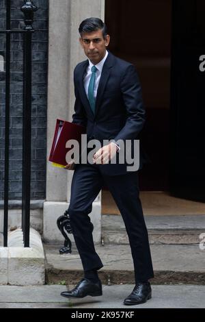 London, UK26.. Oktober 2022: Premierminister Rishi Sunak verlässt 10 Downing Street, London, um an seiner ersten Fragestunde als Premierminister teilzunehmen, nachdem er den Haushalt bis November 17. verzögert hatte. Stockfoto