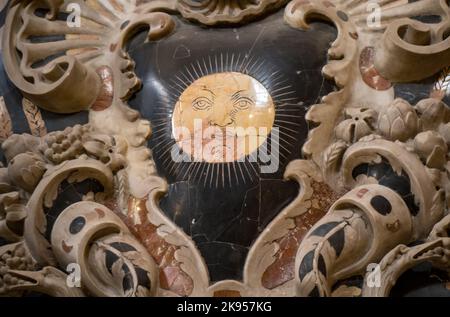 Italien, Sizilien, Palermo. Monreale. Die Normannische Kathedrale. Ein Sonnenmotiv in einer der Kapellen. Stockfoto