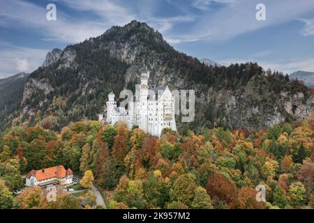 Luftaufnahme des berühmtesten Schlosses der Welt, die auf dem Intro zu den Cartoons gezeigt wird. Dies ist Schloss Neuschwanstein in Bayern, Gemany in A Stockfoto