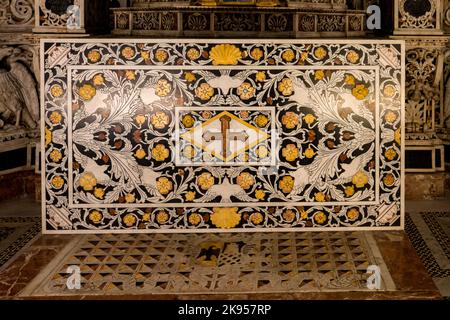 Italien, Sizilien, Palermo. Monreale. Die Normannische Kathedrale. Der Altar in der Kapelle St. Paul, polychromer Marmor. Stockfoto