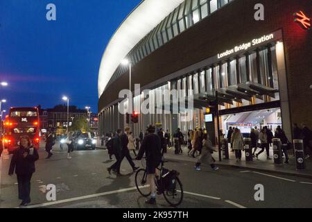 London, Großbritannien, 25. Oktober 2022: Bahnhof London Bridge in der Abenddämmerung, an dem Busse, Taxis, Radfahrer und Fußgänger vorbeikommen. Arbeitskampfmaßnahmen werden am 5.., 7.. Und 9.. November aufgrund eines fortlaufenden Streits über Bezahlung und Arbeitsbedingungen zu Stationsschließungen führen. Anna Watson/Alamy Live News Stockfoto