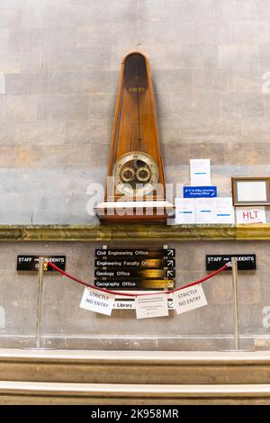 Irland Irland Irland Dublin Trinity College University Museum Gebäude New Square Seminarräume Bibliotheken Barometer-Schilder mit zentraler Treppe Stockfoto