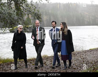 Varmland, Schweden, 26/10/2022, Prinz Carl Philip, Prinzessin Sofia und der Landeshauptmann Georg André und seine Frau Maria Andrén am 26. Oktober 2022 auf dem Landgut Hennickehammar in Filipstad, Schweden. Prinz Carl Philip und Prinzessin Sofia sind auf einem zweitägigen Besuch in der Grafschaft Varmland. Foto: Fredrik Sandberg / TT / Code 10080 Stockfoto