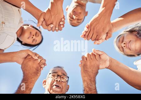 Anbetung, Gebet und Familie halten Hände zusammen beten für höhere Macht, Gnade oder spirituelle Hilfe Bottom View. Blauer Himmel, christliche Religion Menschen Stockfoto