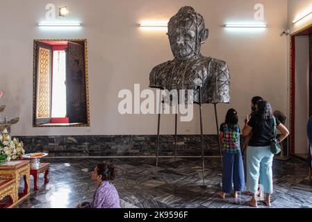 Bangkok, Thailand. 26. Oktober 2022. Besucher sehen ein Kunstwerk des thailändischen Künstlers Montien Boonma, das auf der Bangkok Art Biennale 2022 im Tempel Wat Pho in Bangkok ausgestellt ist. Die Bangkok Art Biennale 2022 fand vom 22. Oktober 2022 bis 23. Februar 2023 unter dem Motto „Chaos: Calm' präsentiert Kunstwerke von renommierten 73 internationalen und lokalen Künstlern aus 35 Ländern an 12 Orten in der Stadt Bangkok und möchte die thailändische Hauptstadt als das Zentrum für zeitgenössische Kunst der Welt und das Top-Ziel für Kunstliebhaber bekannt machen. Kredit: SOPA Images Limited/Alamy Live Nachrichten Stockfoto