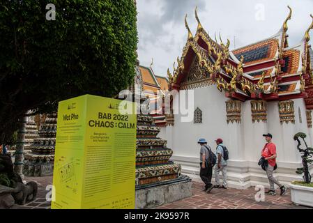 Bangkok, Thailand. 26. Oktober 2022. Schild der Bangkok Art Biennale zu sehen auf der Bangkok Art Biennale 2022 im Tempel Wat Pho in Bangkok. Die Bangkok Art Biennale 2022 fand vom 22. Oktober 2022 bis 23. Februar 2023 unter dem Motto „Chaos: Calm' präsentiert Kunstwerke von renommierten 73 internationalen und lokalen Künstlern aus 35 Ländern an 12 Orten in der Stadt Bangkok und möchte die thailändische Hauptstadt als das Zentrum für zeitgenössische Kunst der Welt und das Top-Ziel für Kunstliebhaber bekannt machen. Kredit: SOPA Images Limited/Alamy Live Nachrichten Stockfoto