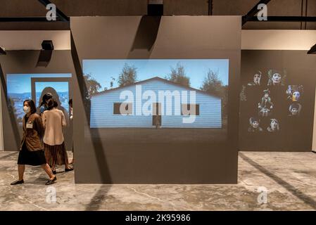 Besucher besuchen ein Kunstwerk der serbischen Künstlerin Marina Abramovic, das auf der Bangkok Art Biennale 2022 im Queen Sirikit National Convention Center in Bangkok ausgestellt wird. Die Bangkok Art Biennale 2022 fand vom 22. Oktober 2022 bis 23. Februar 2023 unter dem Motto „Chaos: Calm' präsentiert Kunstwerke von renommierten 73 internationalen und lokalen Künstlern aus 35 Ländern an 12 Orten in der Stadt Bangkok und möchte die thailändische Hauptstadt als das Zentrum für zeitgenössische Kunst der Welt und das Top-Ziel für Kunstliebhaber bekannt machen. Stockfoto