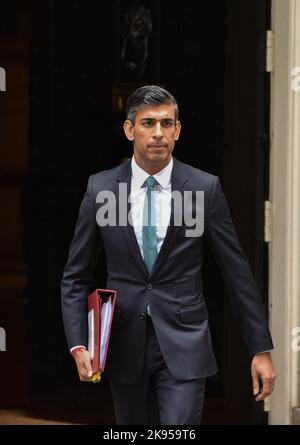 London, Großbritannien. 26. Oktober 2022. PM RISHI SUNAK verlässt Downing Street, um seine ersten Fragen zum Premierminister zu beantworten. Quelle: Thomas Krych/ Alamy Live News Stockfoto