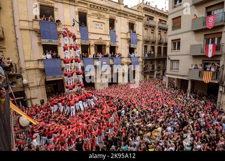 Castell (menschlicher Turm) 5 von 9 der Colla Jove dels Xiquets de Valls beim Fest von Santa Úrsula 2022 auf dem Platz Blat de Valls (Katalonien) Stockfoto