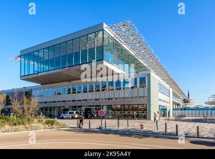 Nordeingang des SNCF-Bahnhofs in Nantes, Frankreich, entworfen vom Architekten Rudy Ricciotti und 2020 fertiggestellt. Stockfoto