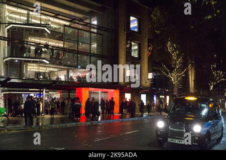 London, Großbritannien, 21. Oktober 2022: Sadlers Wells Theater für Tanz und Ballett in der Abenddämmerung mit Lichtern auf der nassen Straße und auf dem Bürgersteig. Anna Watson/ Stockfoto