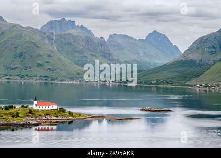 Eine Drohnenaufnahme der Gemeinde Vagan und der Sildpollnes Kirche in Norwegen Stockfoto