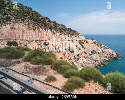 Serpentinenstraße in den Bergen entlang des Mittelmeers. Demre Finike Yolu (Straße). Türkei. Stockfoto