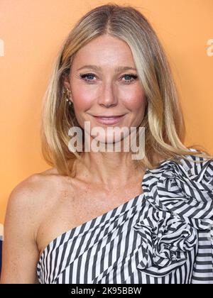 Beverly Hills, Usa. 25. Oktober 2022. BEVERLY HILLS, LOS ANGELES, KALIFORNIEN, USA - 25. OKTOBER: Die amerikanische Schauspielerin Gwyneth Paltrow mit Carolina Herrera kommt zur Eröffnung der Veuve Clicquot 250. Anniversary Solaire Culture Exhibition, die am 25. Oktober 2022 am 468 North Rodeo Drive in Beverly Hills, Los Angeles, Kalifornien, USA, stattfand. (Foto von Xavier Collin/Image Press Agency) Quelle: Image Press Agency/Alamy Live News Stockfoto