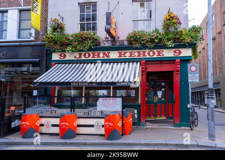 Irland Eire Dublin 9 Anne Street John Kehoe's authentische traditionelle Irish Pub Bar lizenziert 1803 war auch Lebensmittelgeschäft beliebten Touristen Shopper Stockfoto