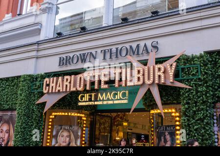 Irland Irland Irland Irland Dublin Grafton Street das Wahrzeichen des Luxuskaufhauses Brown Thomas mit einer magischen Werbeaktion für Kosmetikgeschenke von Charlotte Tilbury Stockfoto