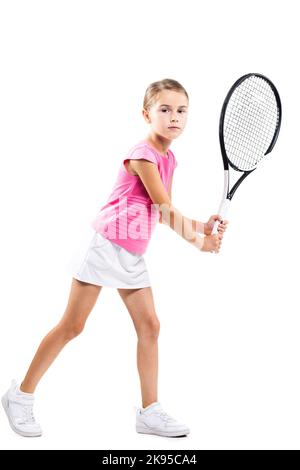 Junge Tennisspielerin in pinkem Outfit. Kleines Mädchen posiert mit Schläger und Ball isoliert auf weißem Hintergrund. Stockfoto