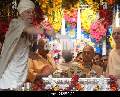 Vrindavan, Uttar Pradesh, Indien. 26. Oktober 2022. Anhänger des ISKCON-Tempels, die am glückverheißenden Tag von Goverdhan Puja, am Tag nach dem Diwali-Fest in Vrindavan, Gebete darbringen. Govardhan Puja, eines der größten Feste im Monat Kartik, das auf Shukla Paksha Pratipad beobachtet wird, wird mit großem Jubel in Shri Krishna Balaram mandir in Shridham Vrindavan gefeiert. Am Morgen an diesem glückverheißenden Tag werden die Utsav Vigraha von Krishna Balaram nach Goshala gebracht, wo die Kühe mit großem Respekt verehrt werden. Als die ewigen Diener Shri Krishnas, der ein Kuhhirtenjunge ist, widmen sich alle Stockfoto