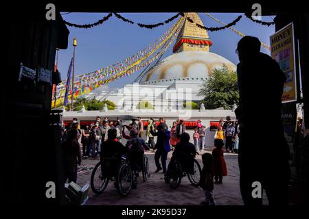 Kathmandu, Nepal. 26. Oktober 2022. Menschen mit Behinderungen und Beeinträchtigungen tanzen und singen zum Lied von Deusi Bhailo, das während des Tihar-Festivals, bekannt als Diwali, dem Lichterfest in Boudhanath Stupa, einem UNESCO-Weltkulturerbe in Kathmandu, für Glück, Freude und Glück unter den Menschen gesungen wird. Ein Team von dreizehn Menschen mit unterschiedlichen Behinderungen initiierte die 3-tägige musikalische Veranstaltung von Deusi Bhailo für das soziale Bewusstsein und die Bedeutung des großen Hindu-Festivals in der Gesellschaft mit Wünschen an alle Nepalesen auf der ganzen Welt. Kredit: SOPA Images Limited/Alamy Live Nachrichten Stockfoto