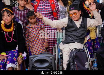 Kathmandu, Nepal. 26. Oktober 2022. Menschen mit Behinderungen und Beeinträchtigungen tanzen und singen zum Lied von Deusi Bhailo, das während des Tihar-Festivals, bekannt als Diwali, dem Lichterfest in Boudhanath Stupa, einem UNESCO-Weltkulturerbe in Kathmandu, für Glück, Freude und Glück unter den Menschen gesungen wird. Ein Team von dreizehn Menschen mit unterschiedlichen Behinderungen initiierte die 3-tägige musikalische Veranstaltung von Deusi Bhailo für das soziale Bewusstsein und die Bedeutung des großen Hindu-Festivals in der Gesellschaft mit Wünschen an alle Nepalesen auf der ganzen Welt. Kredit: SOPA Images Limited/Alamy Live Nachrichten Stockfoto