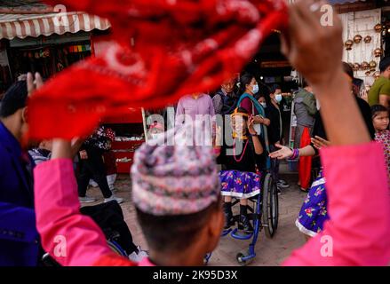 Kathmandu, Nepal. 26. Oktober 2022. Menschen mit Behinderungen und Beeinträchtigungen tanzen und singen zum Lied von Deusi Bhailo, das während des Tihar-Festivals, bekannt als Diwali, dem Lichterfest in Boudhanath Stupa, einem UNESCO-Weltkulturerbe in Kathmandu, für Glück, Freude und Glück unter den Menschen gesungen wird. Ein Team von dreizehn Menschen mit unterschiedlichen Behinderungen initiierte die 3-tägige musikalische Veranstaltung von Deusi Bhailo für das soziale Bewusstsein und die Bedeutung des großen Hindu-Festivals in der Gesellschaft mit Wünschen an alle Nepalesen auf der ganzen Welt. Kredit: SOPA Images Limited/Alamy Live Nachrichten Stockfoto