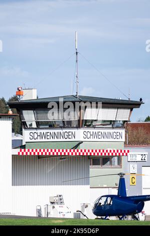 Villingen Schwenningen, Deutschland. 26. Oktober 2022. Der Turm des Flugplatzes mit der Aufschrift 'Schwenningen'. Ein 15-jähriges Mädchen hatte letzten Samstag einen tödlichen Unfall, als es mit ihrem Fallschirm landete. Kredit: Silas Stein/dpa/Alamy Live Nachrichten Stockfoto