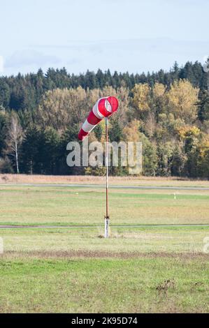 Villingen Schwenningen, Deutschland. 26. Oktober 2022. Auf dem Flugplatz bläst eine Windsocke im Wind. Ein 15-jähriges Mädchen hatte letzten Samstag einen tödlichen Unfall, als es mit ihrem Fallschirm landete. Kredit: Silas Stein/dpa/Alamy Live Nachrichten Stockfoto