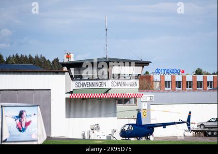 Villingen Schwenningen, Deutschland. 26. Oktober 2022. Der Turm des Flugplatzes mit der Aufschrift 'Schwenningen'. Ein 15-jähriges Mädchen hatte letzten Samstag einen tödlichen Unfall, als es mit ihrem Fallschirm landete. Kredit: Silas Stein/dpa/Alamy Live Nachrichten Stockfoto