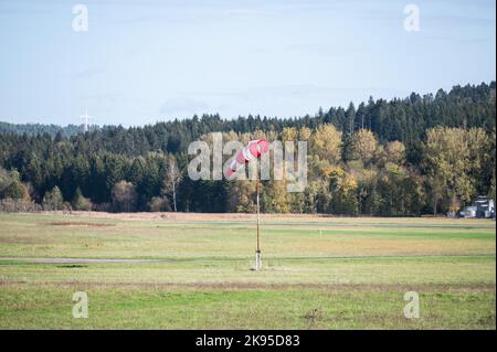 Villingen Schwenningen, Deutschland. 26. Oktober 2022. Auf dem Flugplatz bläst eine Windsocke im Wind. Ein 15-jähriges Mädchen hatte letzten Samstag einen tödlichen Unfall, als es mit ihrem Fallschirm landete. Kredit: Silas Stein/dpa/Alamy Live Nachrichten Stockfoto