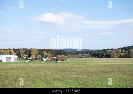 Villingen Schwenningen, Deutschland. 26. Oktober 2022. Übersicht über den Flugplatz. Ein 15-jähriges Mädchen hatte letzten Samstag einen tödlichen Unfall, als es mit ihrem Fallschirm landete. Kredit: Silas Stein/dpa/Alamy Live Nachrichten Stockfoto