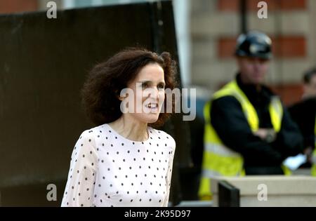 Theresa Villiers MP (Con: Chipping Barnett) in Westminster, an dem Tag, an dem Rishi Sunak Vorsitzender der Konservativen Partei wurde. 24.. Oktober 2022 Stockfoto