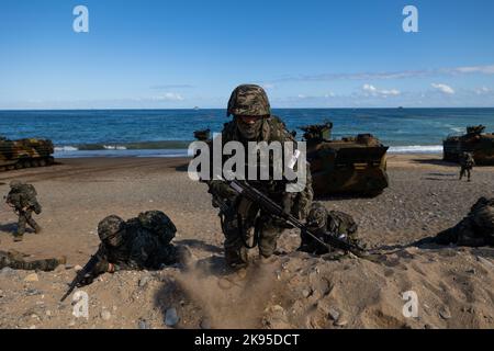 Pohang, Südkorea. 26. Oktober 2022. Südkoreanische Marineinfanteristen nehmen am Mittwoch, den 26. Oktober 2022, an der gemeinsamen amphibischen Übung von Hoguk in Pohang, Südkorea, Teil. Foto: SeongJoon Cho/Pool Via Credit: SIPA USA/Alamy Live News Stockfoto