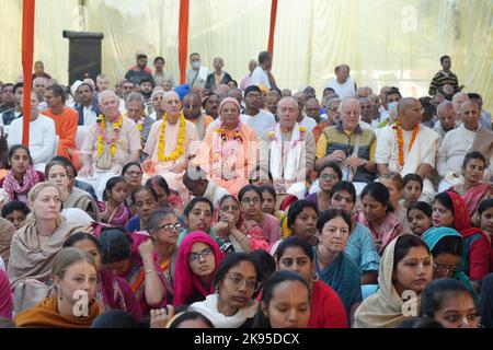 Vrindavan, Uttar Pradesh, Indien. 26. Oktober 2022. Anhänger des ISKCON-Tempels, die am glückverheißenden Tag von Goverdhan Puja, am Tag nach dem Diwali-Fest in Vrindavan, Gebete darbringen. Govardhan Puja, eines der größten Feste im Monat Kartik, das auf Shukla Paksha Pratipad beobachtet wird, wird mit großem Jubel in Shri Krishna Balaram mandir in Shridham Vrindavan gefeiert. Am Morgen an diesem glückverheißenden Tag werden die Utsav Vigraha von Krishna Balaram nach Goshala gebracht, wo die Kühe mit großem Respekt verehrt werden. Als die ewigen Diener Shri Krishnas, der ein Kuhhirtenjunge ist, widmen sich alle Stockfoto