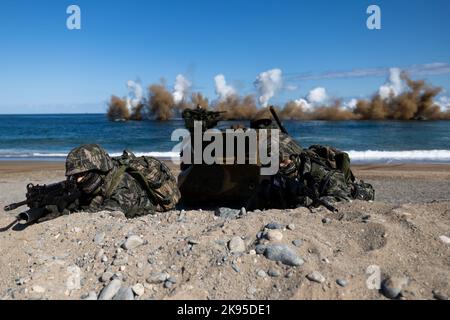 Pohang, Südkorea. 26. Oktober 2022. Südkoreanische Marineinfanteristen nehmen am Mittwoch, den 26. Oktober 2022, an der gemeinsamen amphibischen Übung von Hoguk in Pohang, Südkorea, Teil. Foto: SeongJoon Cho/Pool Via Credit: SIPA USA/Alamy Live News Stockfoto