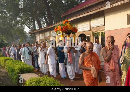 Vrindavan, Uttar Pradesh, Indien. 26. Oktober 2022. Anhänger des ISKCON-Tempels, die am glückverheißenden Tag von Goverdhan Puja, am Tag nach dem Diwali-Fest in Vrindavan, Gebete darbringen. Govardhan Puja, eines der größten Feste im Monat Kartik, das auf Shukla Paksha Pratipad beobachtet wird, wird mit großem Jubel in Shri Krishna Balaram mandir in Shridham Vrindavan gefeiert. Am Morgen an diesem glückverheißenden Tag werden die Utsav Vigraha von Krishna Balaram nach Goshala gebracht, wo die Kühe mit großem Respekt verehrt werden. Als die ewigen Diener Shri Krishnas, der ein Kuhhirtenjunge ist, widmen sich alle Stockfoto