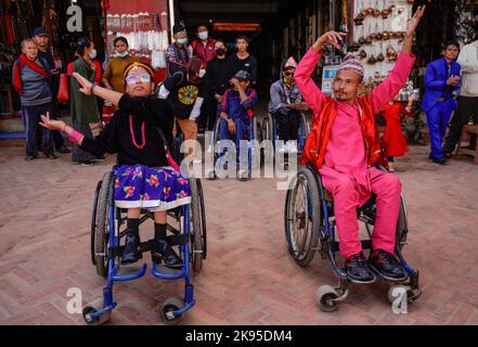 Menschen mit Behinderungen und Beeinträchtigungen tanzen und singen zum Lied von Deusi Bhailo, das während des Tihar-Festivals, bekannt als Diwali, dem Lichterfest in Boudhanath Stupa, einem UNESCO-Weltkulturerbe in Kathmandu, für Glück, Freude und Glück unter den Menschen gesungen wird. Ein Team von dreizehn Menschen mit unterschiedlichen Behinderungen initiierte die 3-tägige musikalische Veranstaltung von Deusi Bhailo für das soziale Bewusstsein und die Bedeutung des großen Hindu-Festivals in der Gesellschaft mit Wünschen an alle Nepalesen auf der ganzen Welt. (Foto von Skanda Gautam/SOPA Images/Sipa USA) Stockfoto