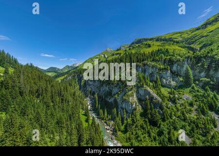 Der beeindruckende Lech Canyon zwischen Lech und Warth von oben Stockfoto