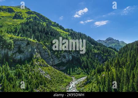 Der beeindruckende Lech Canyon zwischen Lech und Warth von oben Stockfoto