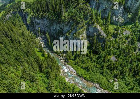 Der beeindruckende Lech Canyon zwischen Lech und Warth von oben Stockfoto