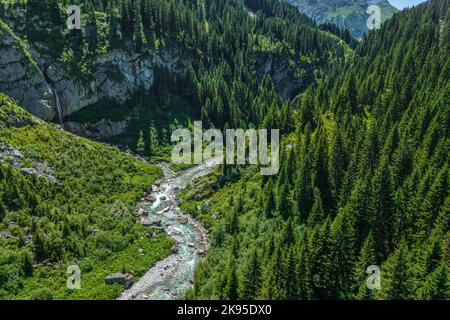 Der beeindruckende Lech Canyon zwischen Lech und Warth von oben Stockfoto