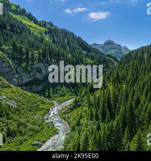 Der beeindruckende Lech Canyon zwischen Lech und Warth von oben Stockfoto