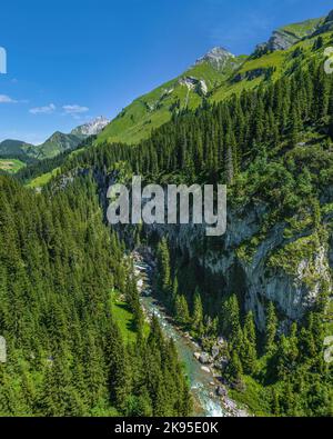 Der beeindruckende Lech Canyon zwischen Lech und Warth von oben Stockfoto