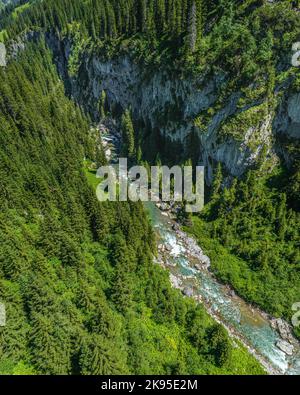 Der beeindruckende Lech Canyon zwischen Lech und Warth von oben Stockfoto