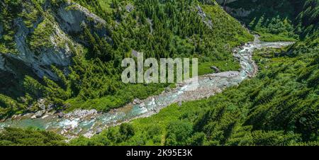 Der beeindruckende Lech Canyon zwischen Lech und Warth von oben Stockfoto