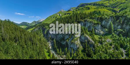 Der beeindruckende Lech Canyon zwischen Lech und Warth von oben Stockfoto