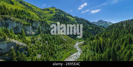 Der beeindruckende Lech Canyon zwischen Lech und Warth von oben Stockfoto