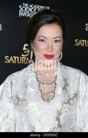 LOS ANGELES - Okt 25: Jennifer Tilly bei den Saturn Awards 50. - Ankunft im Marriott Convention Center am 25. Oktober 2022 in Burbank, CA (Foto: Katrina Jordan/Sipa USA) Stockfoto