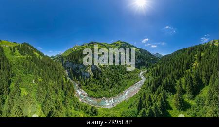 Der beeindruckende Lech Canyon zwischen Lech und Warth von oben Stockfoto